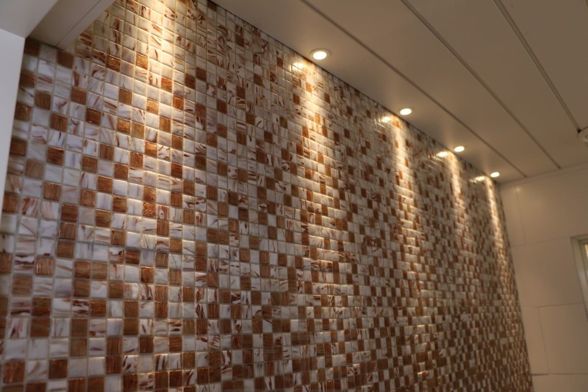 Mosaiikkilaatan korostus spoteilla. Ledstore.fi