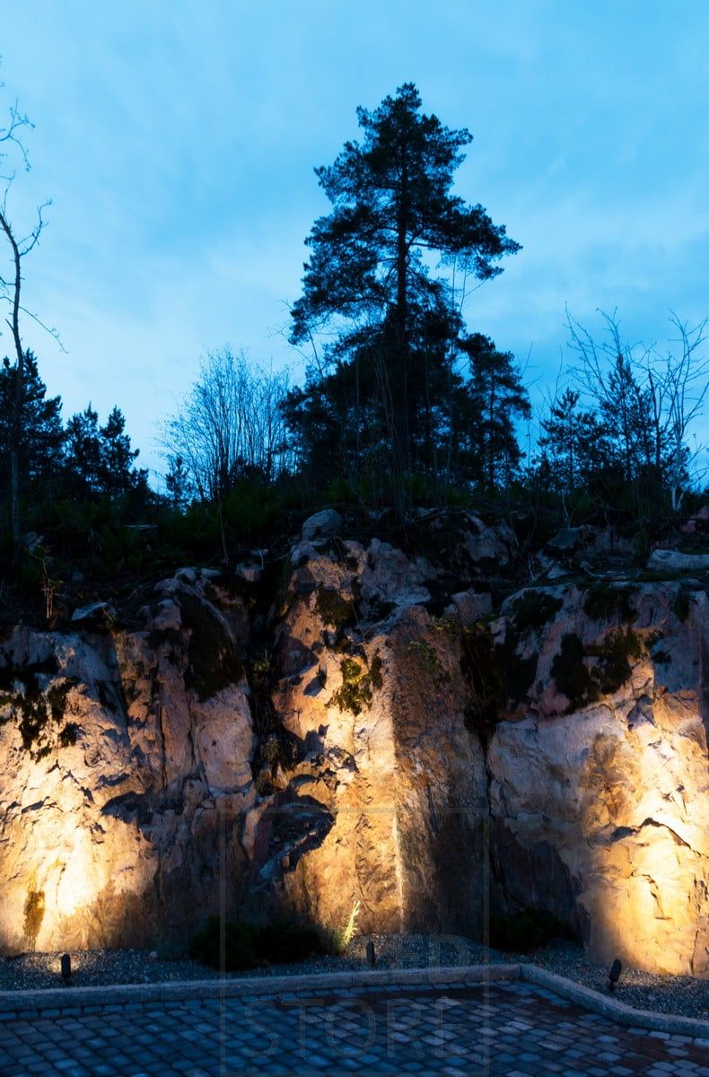 Suunnattava maapiikki toimii erinomaisena korostusvalona. Korosta kalliota, puita, istutuksia tai pihaa. Ledstore.fi