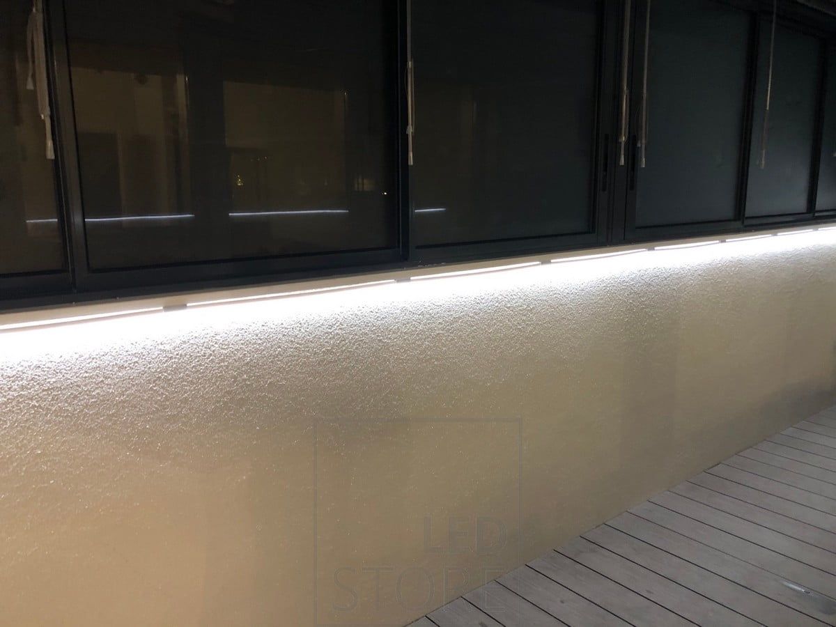 Led nauha kiinnitettynä kaiteeseen. NEON led valonauha on taivuteltavaan profiiliin sisäänrakennettu joten asennus minne vain on vaivatonta. Ledstore.fi
