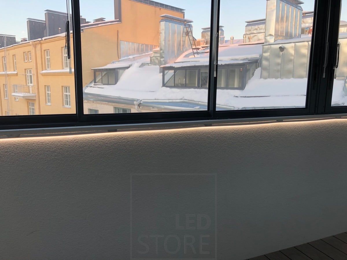 Led NEON valonauha kiinnitettynä ikkunoiden alle valaisemaan tunnelmallista valoa. Ledstore.fi