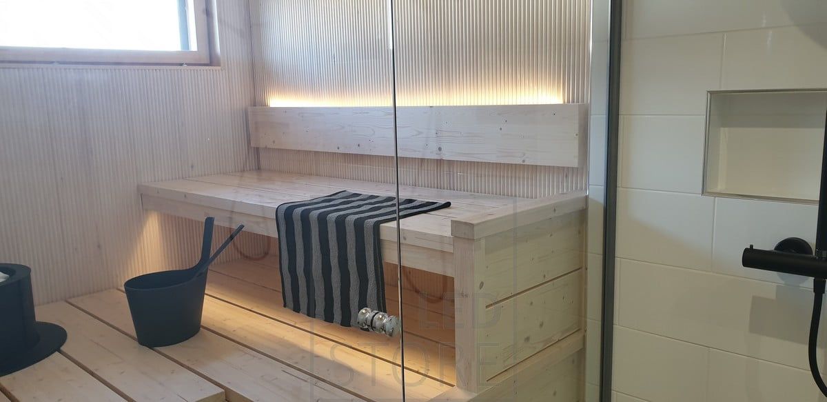 Led nauhalla saunan valaisu. Epäsuoraa valoa selkänojasta ylöspäin ja lauteen alta alaspäin. Ledstore.fi