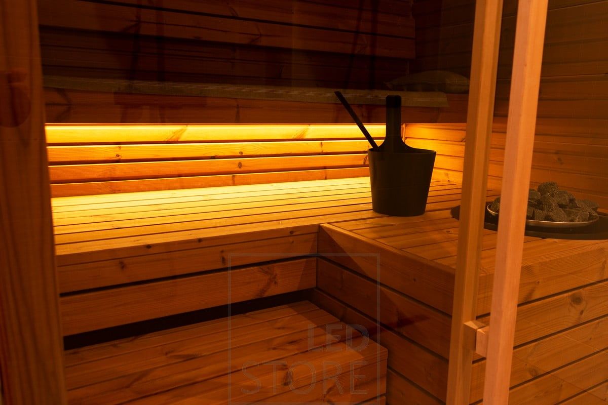 Led nauha saunassa lauteen alla valaisemassa kauniilla, epäsuoralla valolla. Ledstore.fi