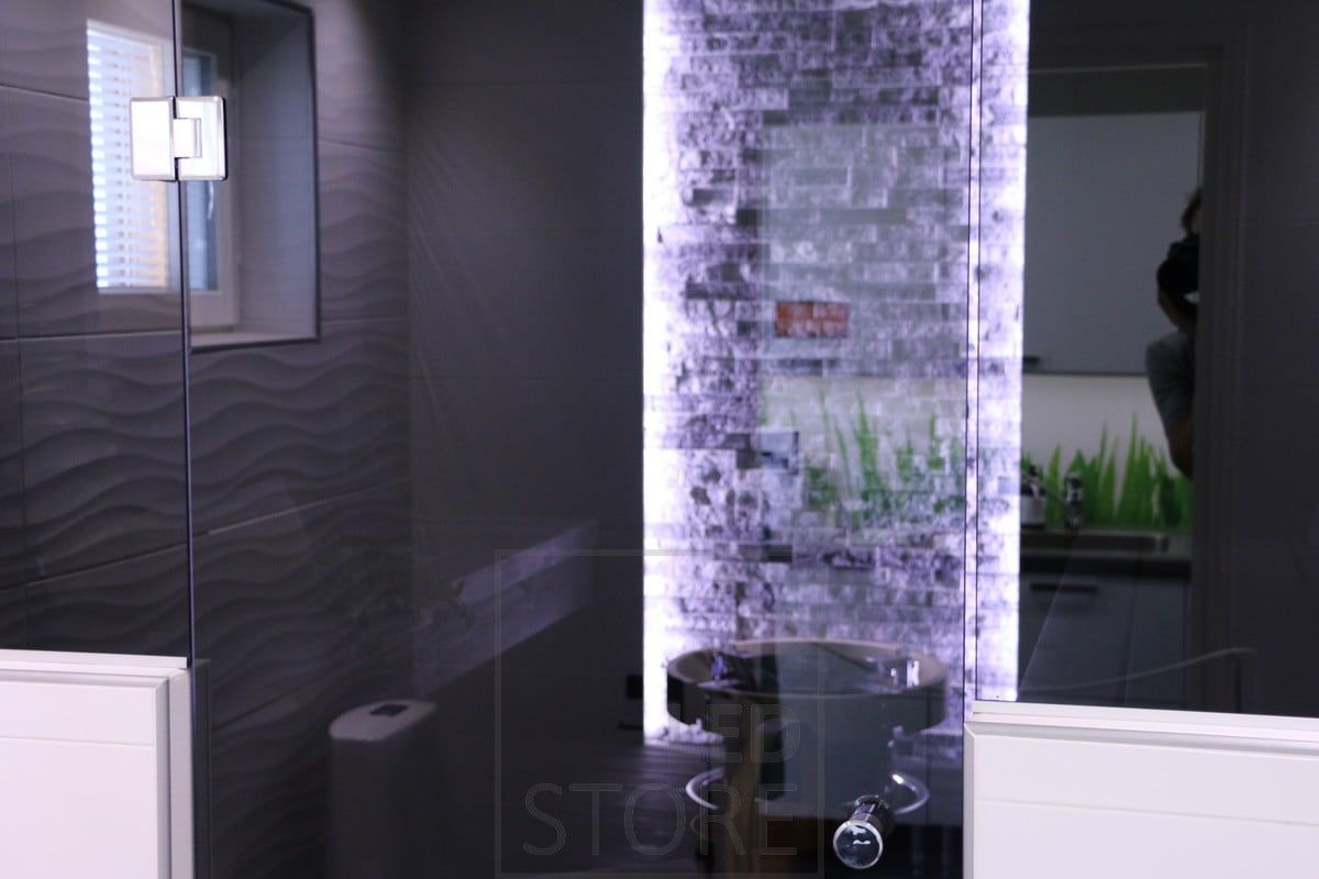 Yksityiskohtien esilletuontia led-nauhan avulla. Led nauhat pystyssä seinän molemmin puolin, korostamassa kaunista kiviseinää kiukaan takana. Ledstore.fi
