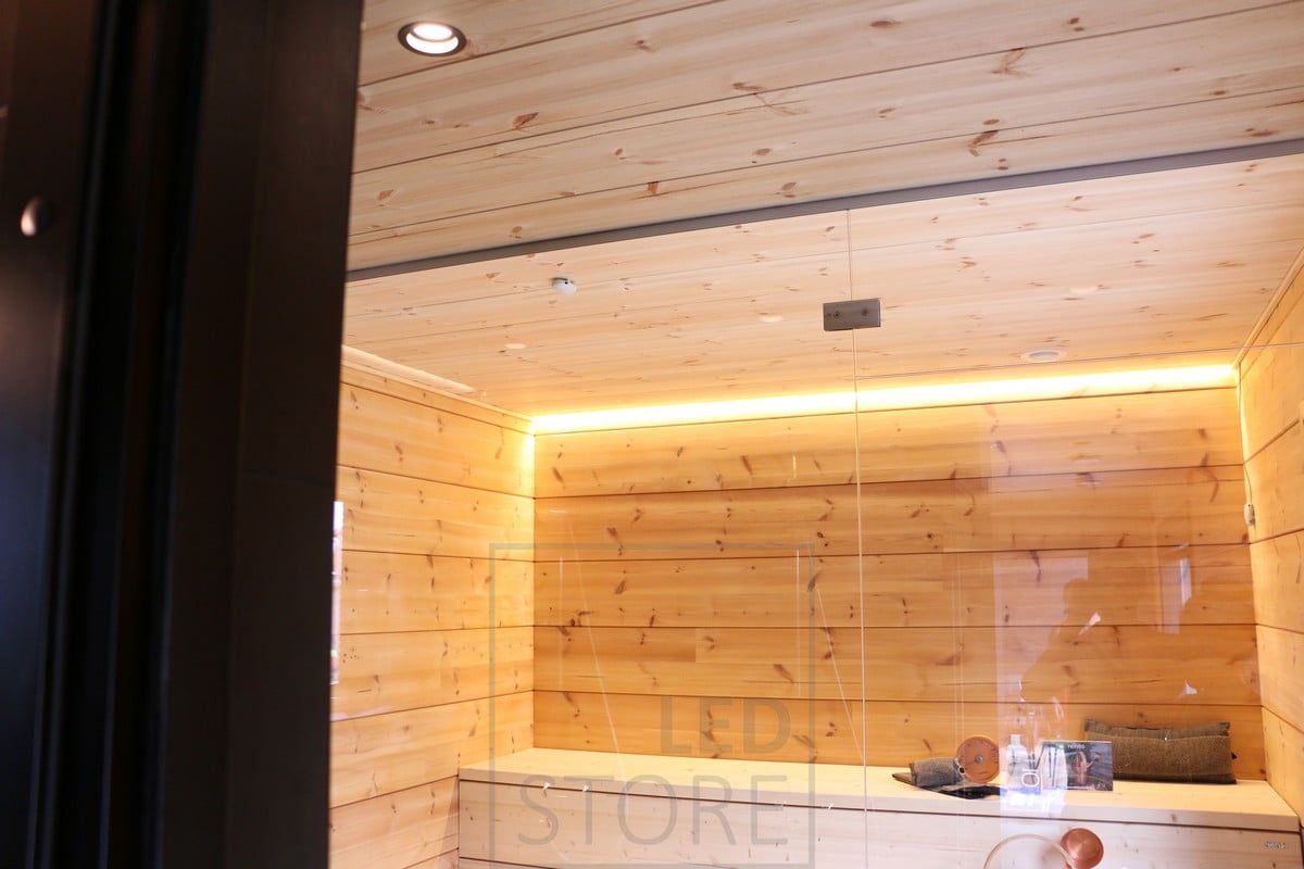 Led nauha saunan katossa luomassa tunnelmallista epäsuoraa valoa saunatilaan. Ledstore.fi