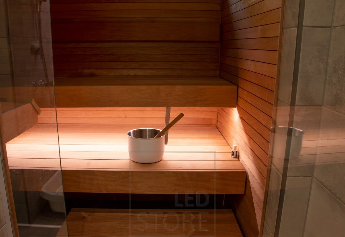 Saunassa led nauha penkin alla luomassa saunaan tunnelmallisen epäsuoran valaistuksen. Ledstore.fi