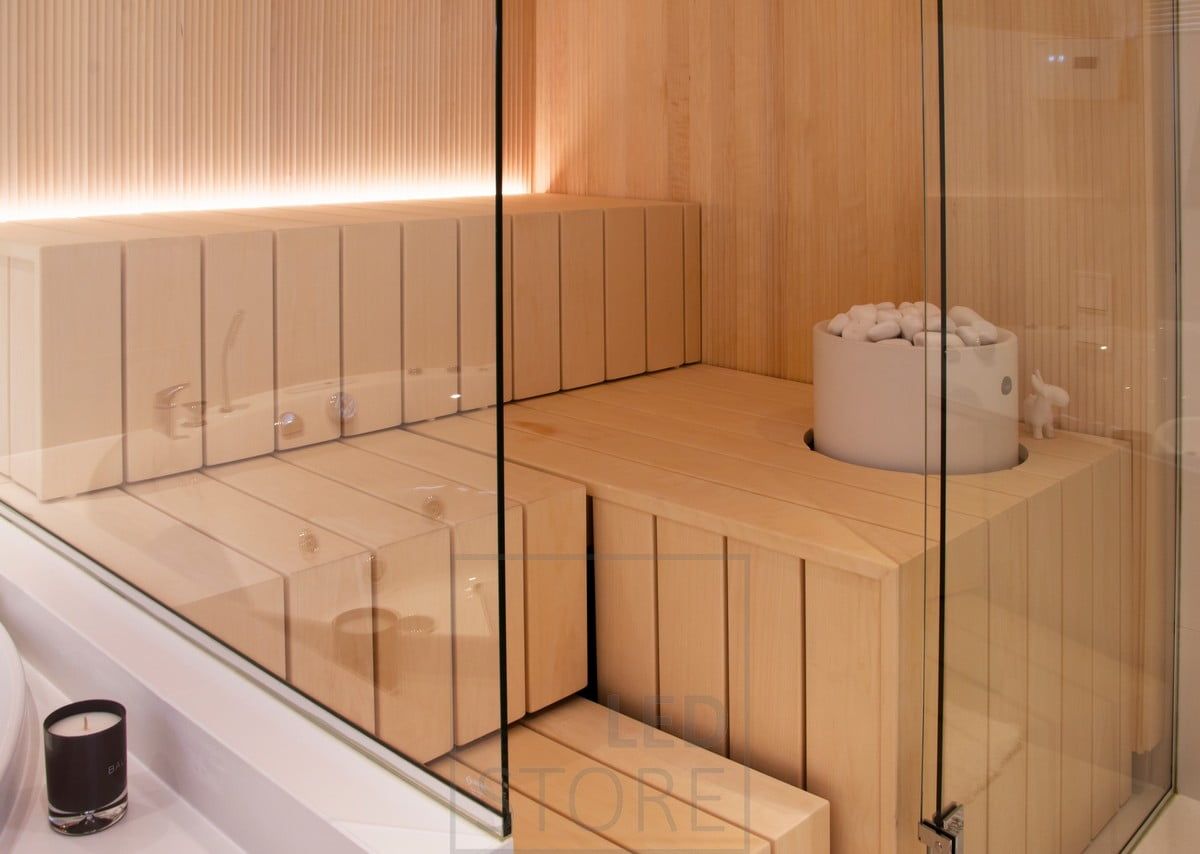 Saunan valaistuksena led nauha penkin takaisessa urassa, valo suunnattuna ylöspäin. Ledstore.fi