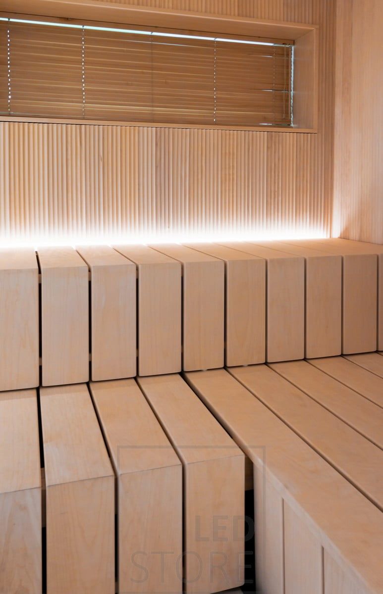 Saunassa led valonauha penkin takaisessa urassa, suunnattuna ylöspäin. Ledstore.fi
