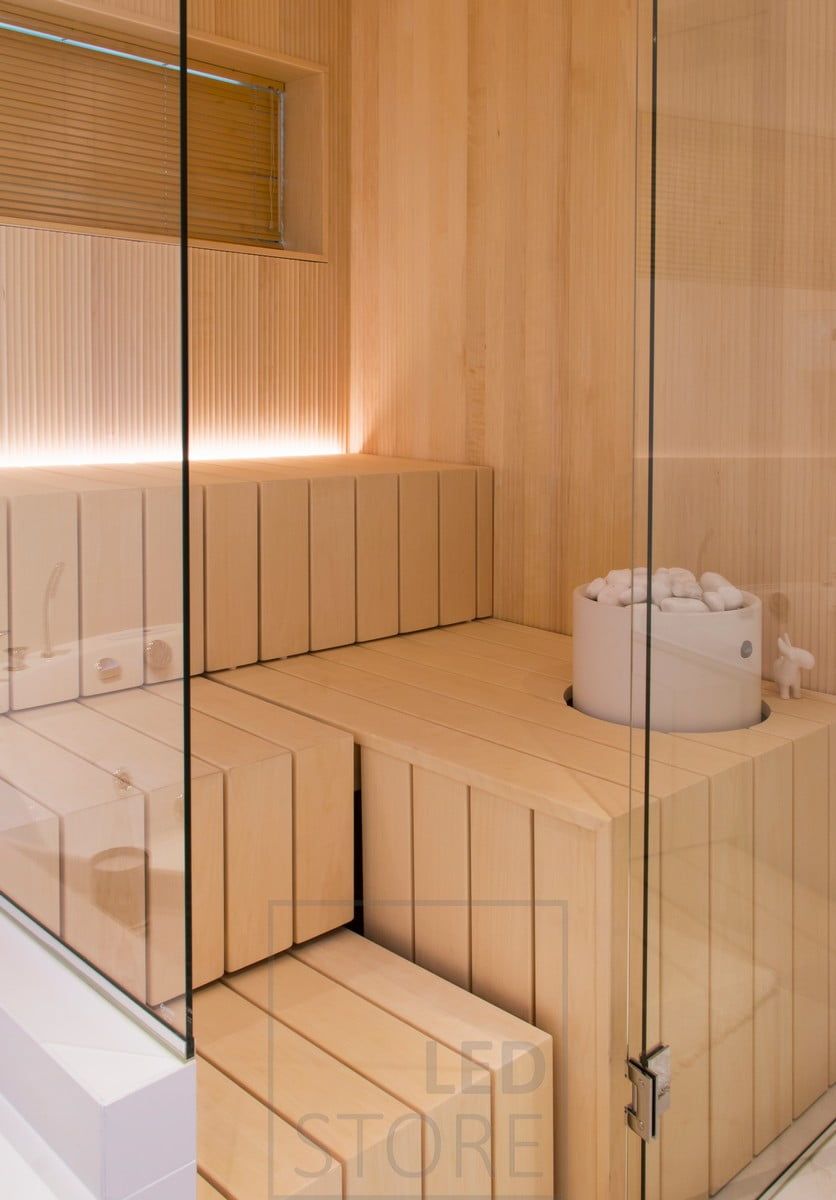 Saunassa led nauha penkin takaisessa urassa, suunnattuna ylöspäin. Ledstore.fi