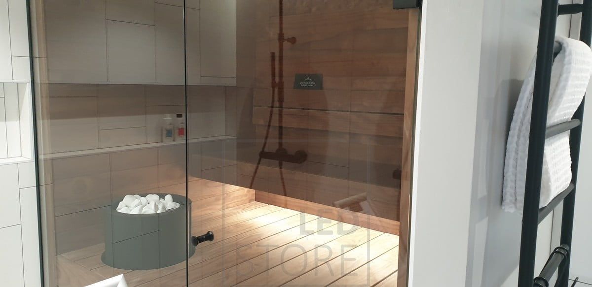 Led nauha lauteen alla, valaisee epäsuoralla valolla saunan. Pesuhuoneen valaistus yltää myös saunaan lasiseinän ansiosta. Ledstore.fi
