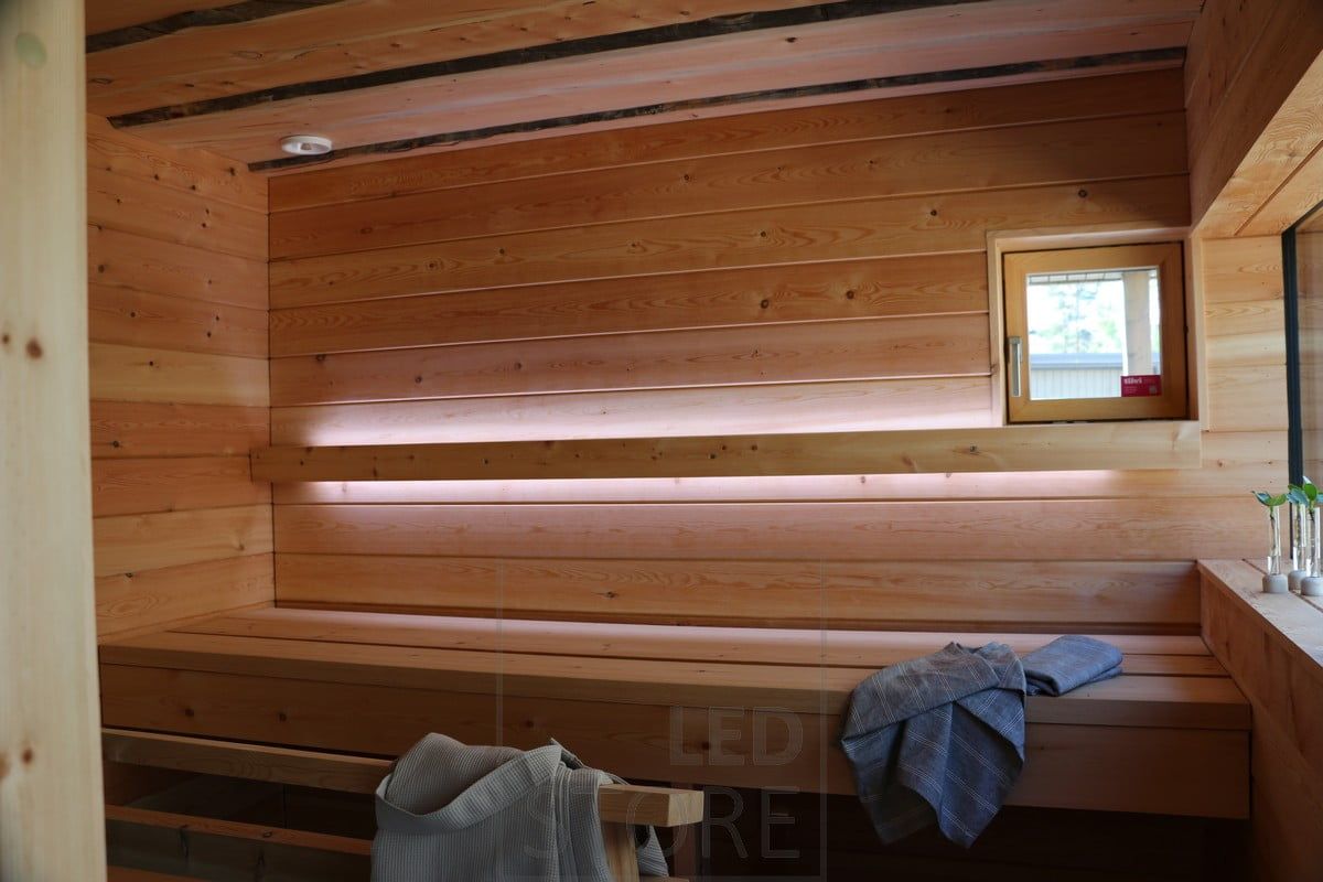 Led nauha selkänojassa, valaisee sekä ylös- että alaspäin. Ledstore.fi