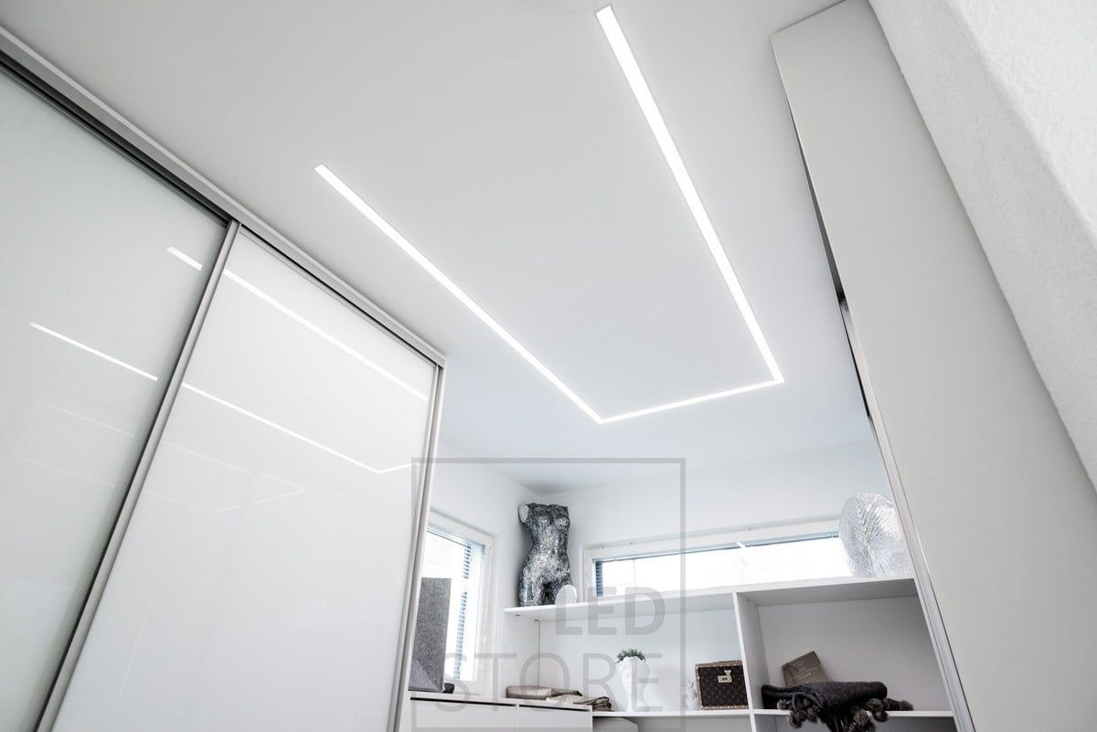 Led valonauhat leveässä uppoprofiilissa valaisemassa vaatehuonetta. Profiili kiertää huonetta niin että valo kohdistuu sinne missä valoa tarvitaan. Ledstore.fi