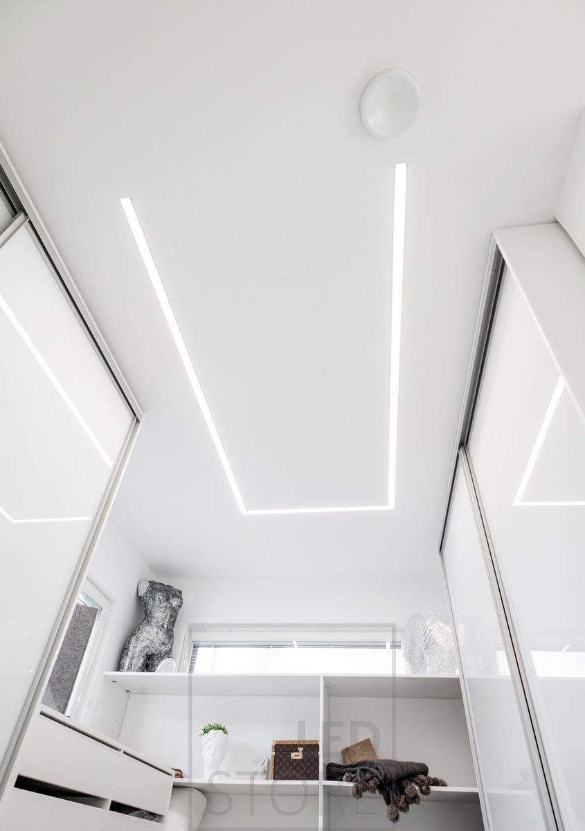 Led nauhat leveässä uppoprofiilissa valaisemassa vaatehuonetta. Profiili kiertää huonetta niin että valo kohdistuu sinne missä valoa tarvitaan eniten. Ledstore.fi