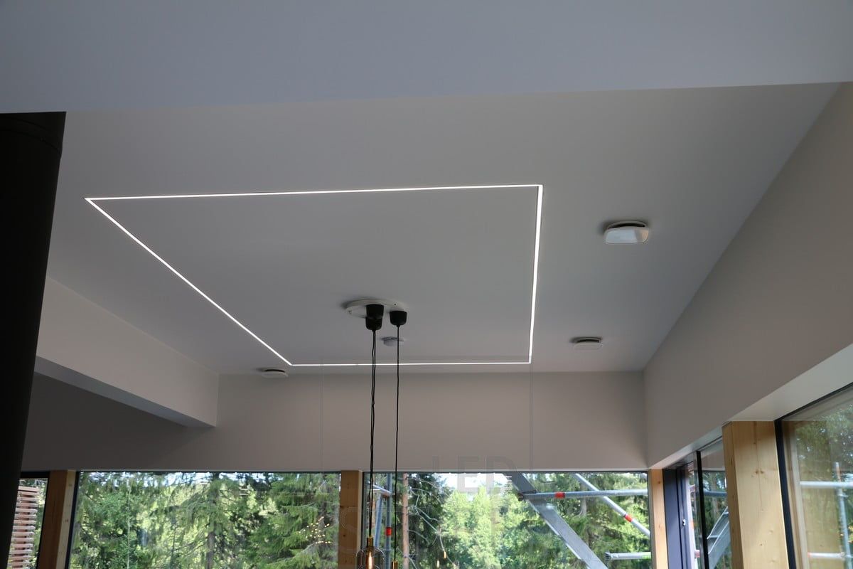 Led-nauha kiertää ympäri olohuonetta kapeassa uppoprofiilissa. Ledstore.fi