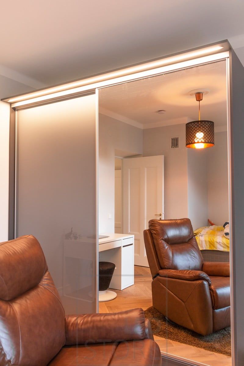 Led valonauha kapeassa uppoprofiilissa valaisemassa vaatekaapin päälle rakennetusta lipasta. Valo valaisee tilaa ympärillään ja peiliä, sekä kaapin sisälle. Ledstore.fi