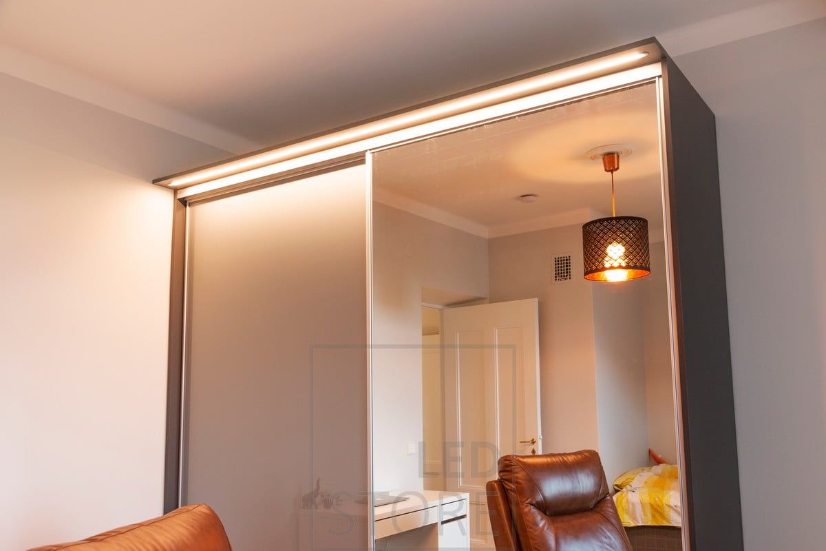 Led-nauha kapeassa uppoprofiilissa valaisemassa vaatekaapin päälle rakennetusta lipasta. Valo valaisee tilaa ympärillään, peiliä, sekä kaapin sisälle. Ledstore.fi