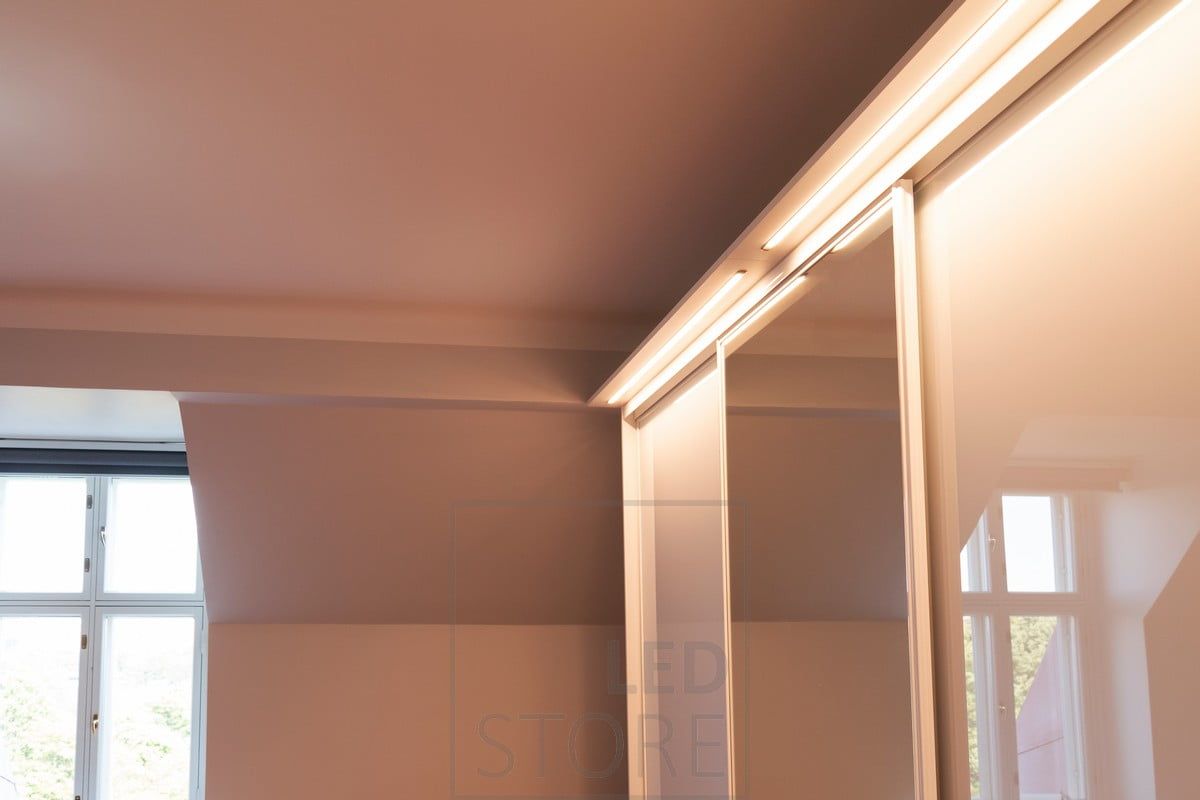 Led nauha kapeassa uppoprofiilissa valaisemassa vaatekaapin päälle rakennetusta lipasta. Ledstore.fi