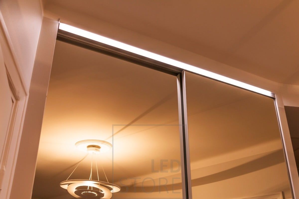 Led nauha upotettuna vaatekaappiin valaisemaan epäsuoraa valoa peilin kautta. Ledstore.fi