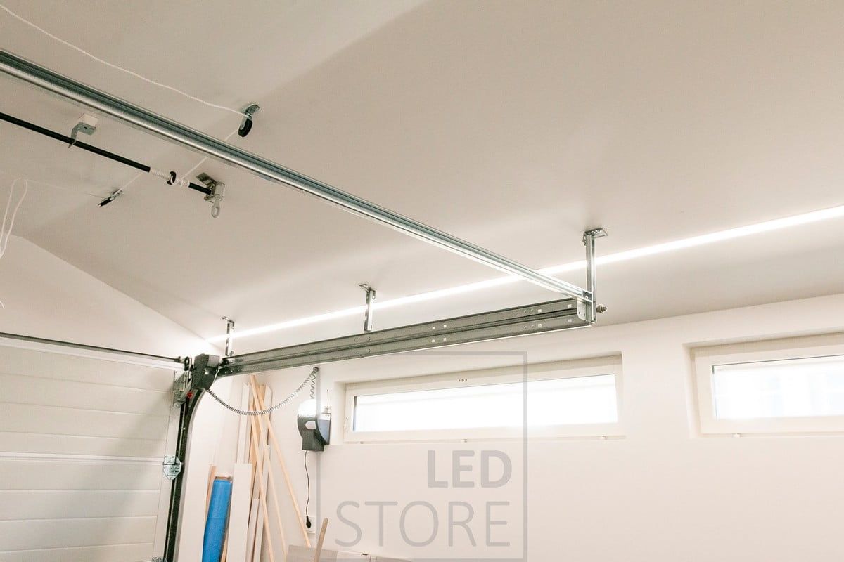 Leveässä uppoprofiilissa kaksi led nauhaa valaisemassa tehokasta ja laadukasta valoa varastoon / autotalliin. Ledstore.fi