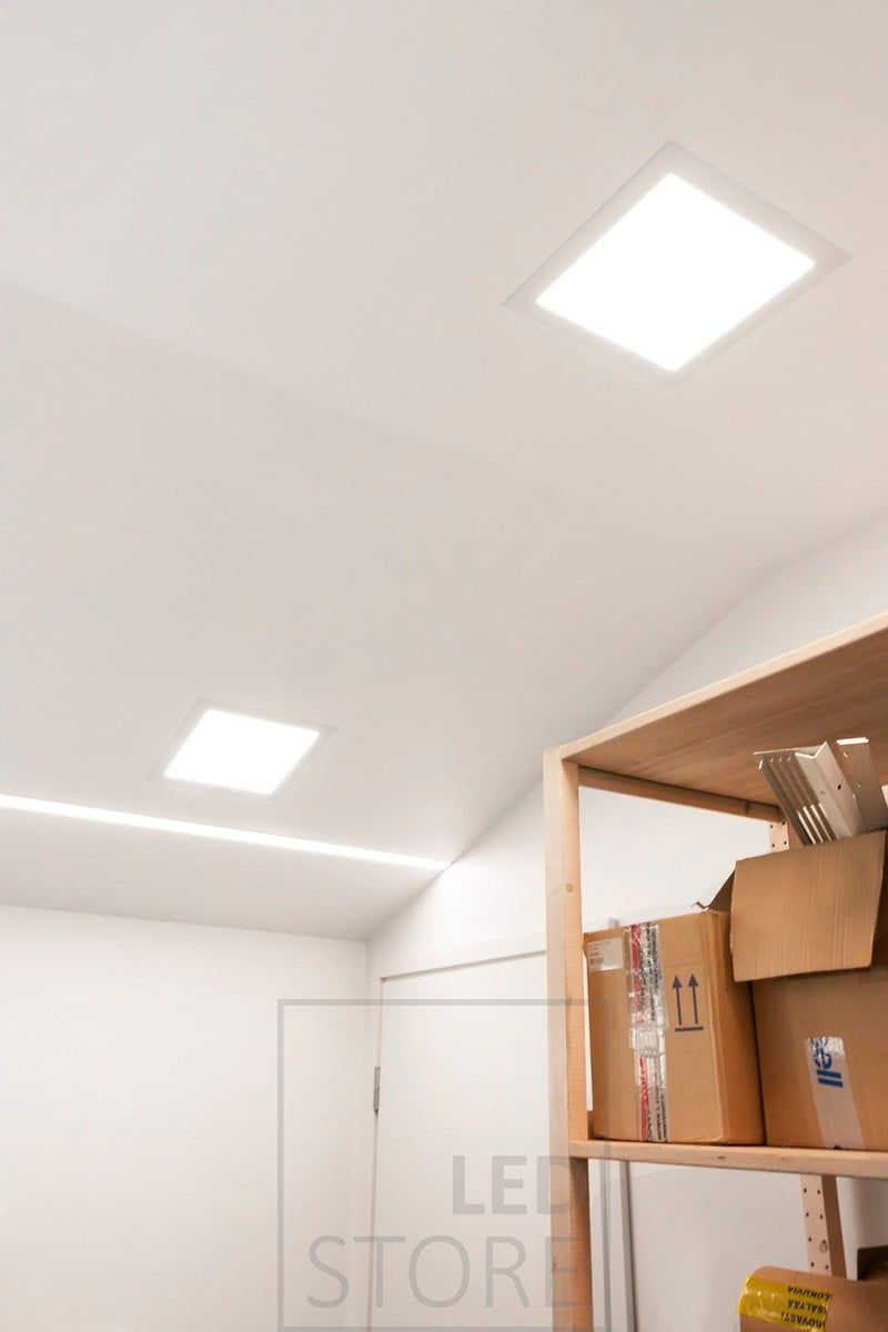Upotettavat paneeli-valaisimet yhdistettynä leveään uppoprofiiliin kahdella led valonauhalla. Ledstore.fi