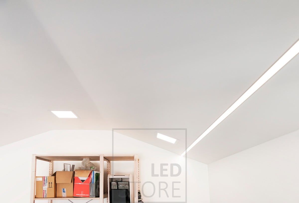 Kaksi led valonauhaa leveässä uppoprofiilissa autotallin ja varaston tehokkaana valaistuksena. Leveän uppoprofiilin lisäksi katossa UPPOAVA Paneeli 300 -valaisimet. Ledstore.fi