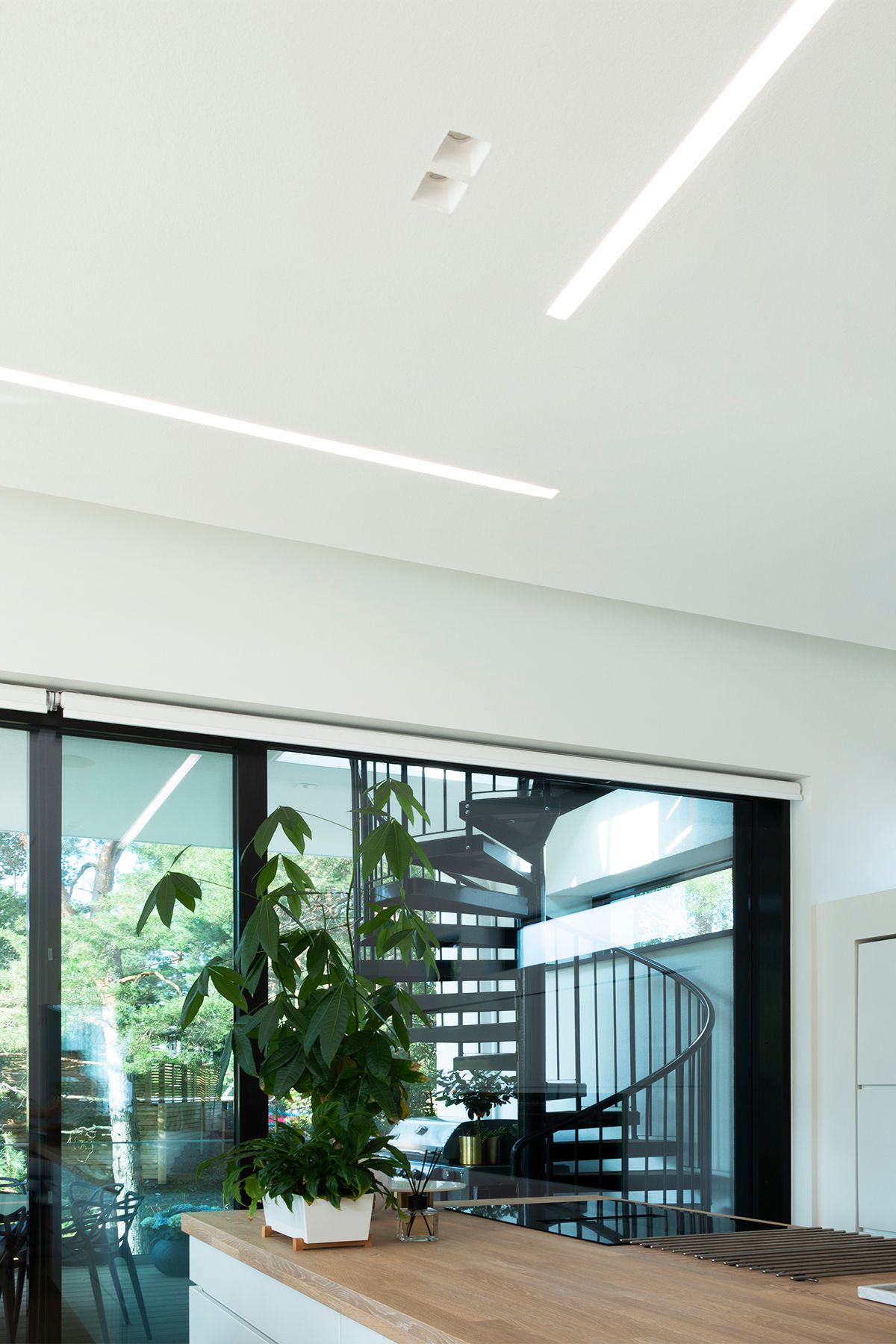 LED-liikkeen logo, jossa "LED STORE" -teksti valkoisilla isoilla kirjaimilla vihreällä ja valkoisella taustalla symboloimalla ympäristöystävällisiä LED-valaistusratkaisuja.