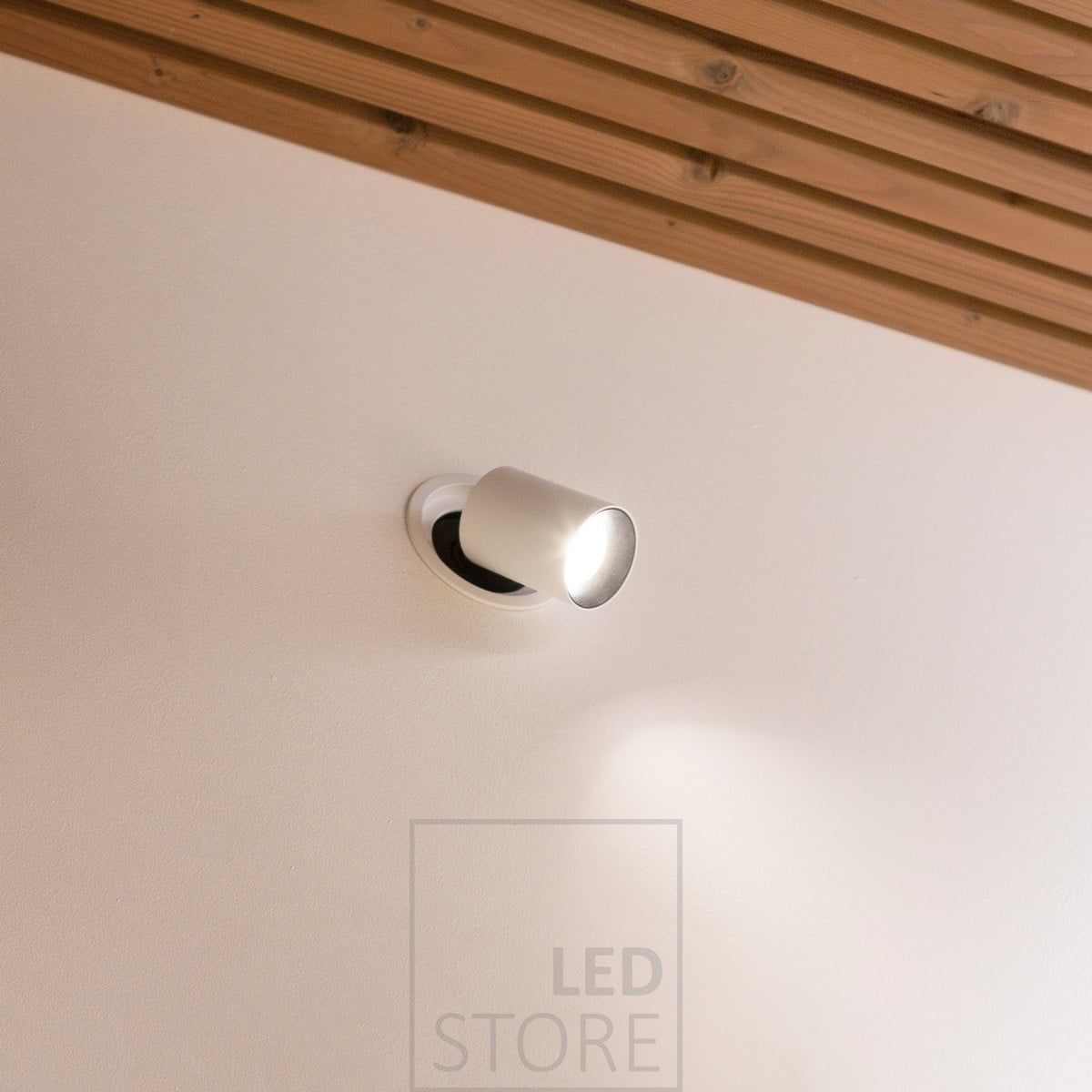 KOLO led spotti asennettuna seinään. Valaisimen voi pitää sisällä tai sen voi vetää ulos ja suunnata jopa 90 astetta. Ledstore.fi