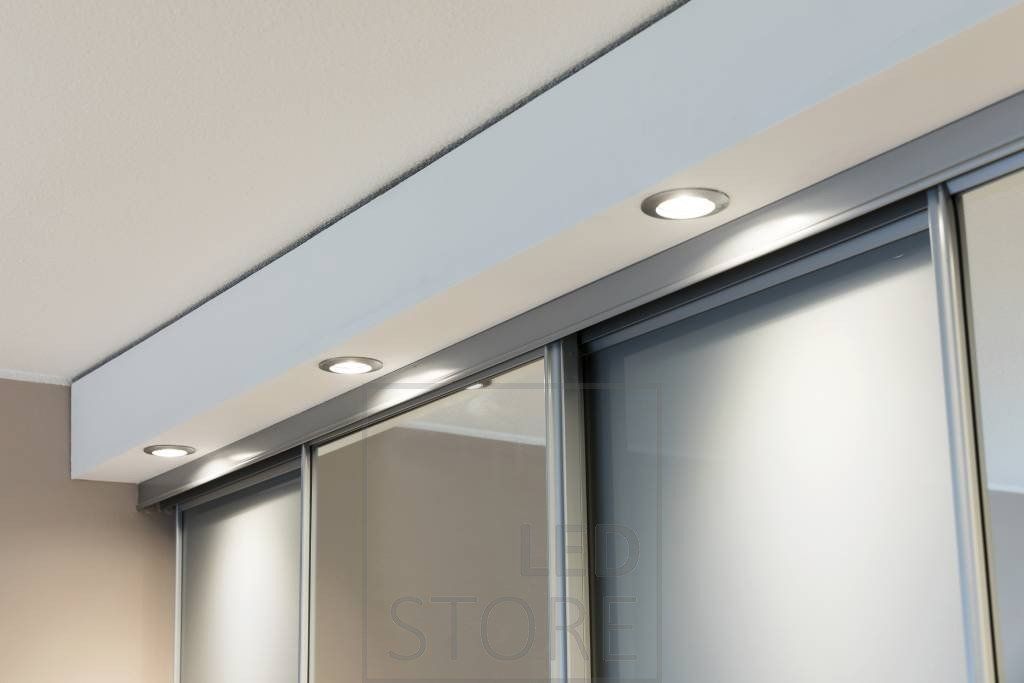 Led spotit kaapin yläpuolella lipassa, valaisevat kaapin sisältöä sekä kaapin edustaa. Ledstore.fi