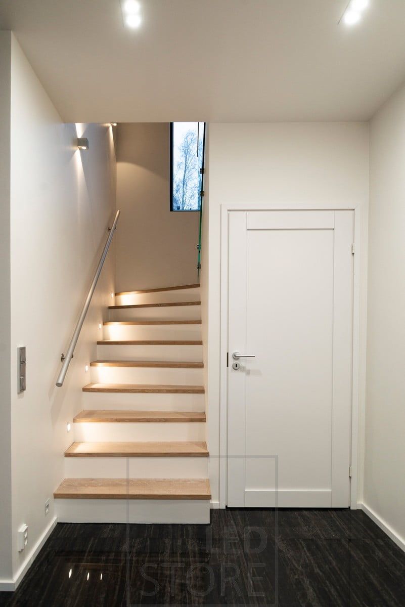 TUPLAKANTTI led spotit tilassa yleisvalaistuksena, portaikossa upotettavat IN-WALL led seinävalaisimet sekä CUBIC led seinävalaisin. Ledstore.fi