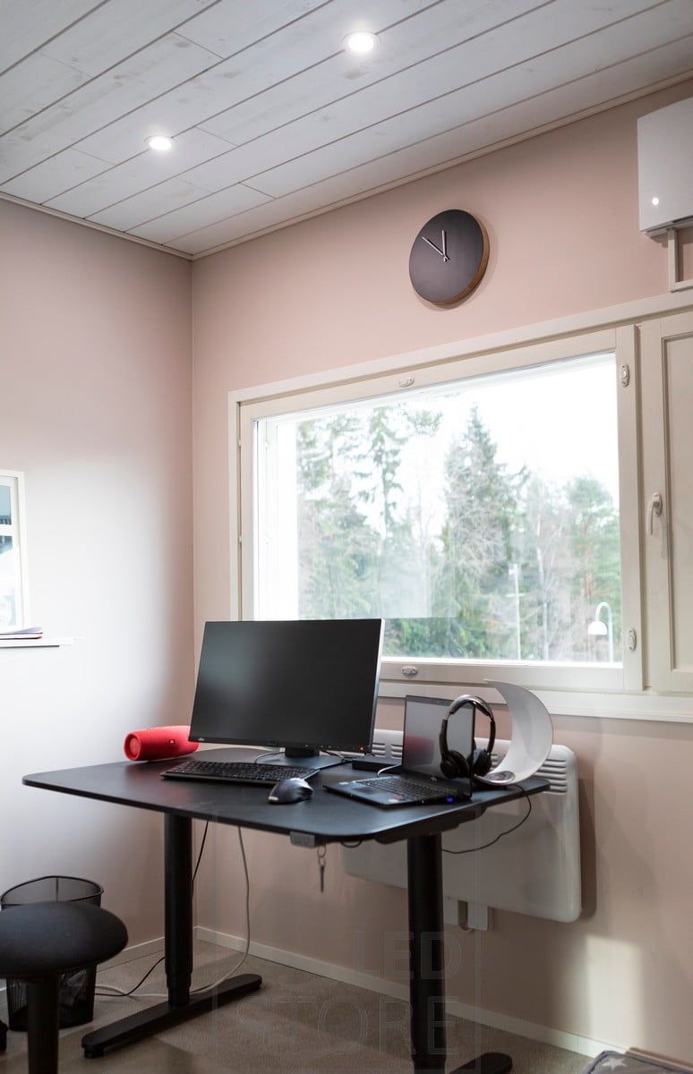 Työpisteen valaistuksena led spotit. Ledstore.fi
