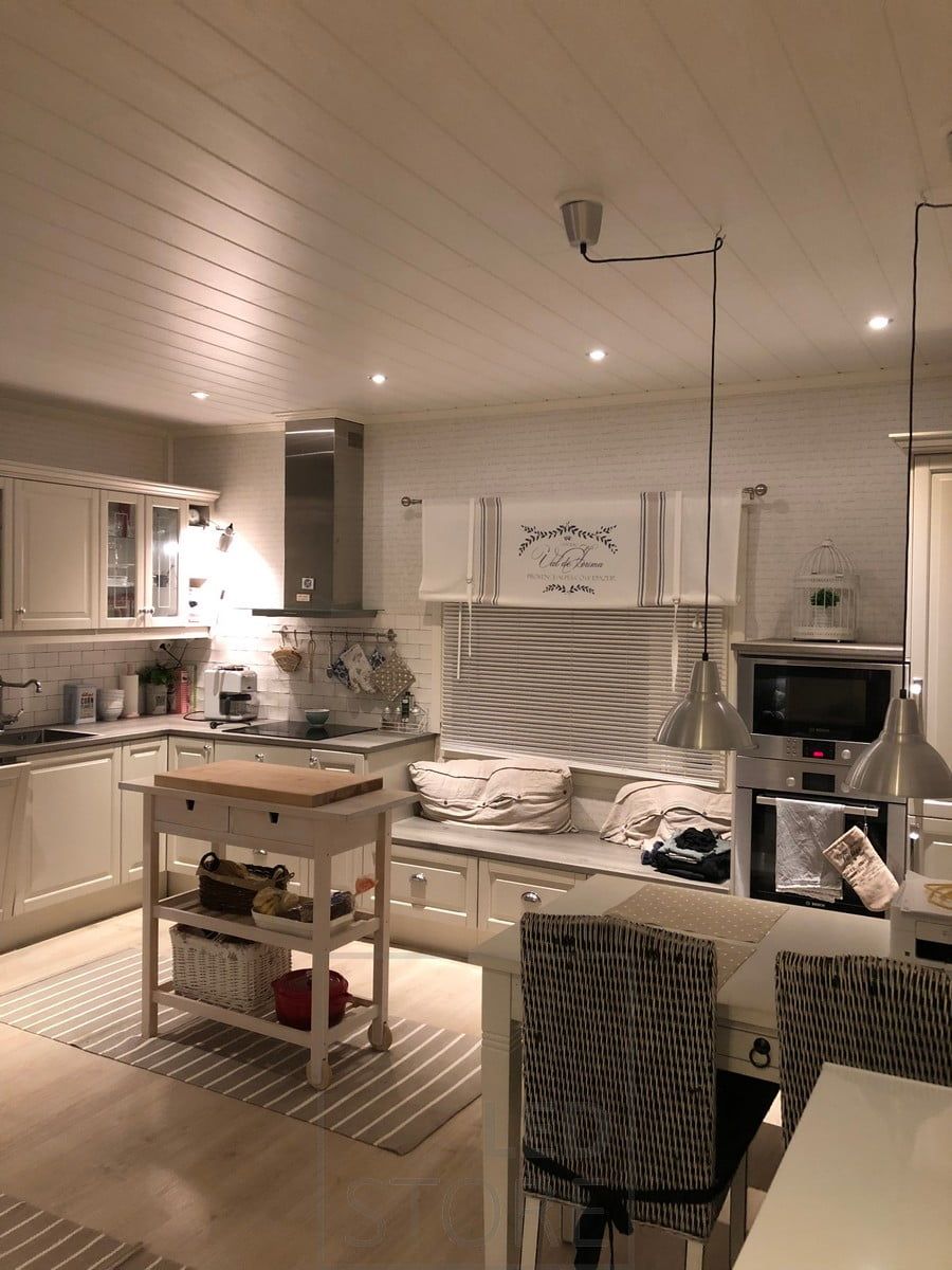 Led spotit keittiössä, sijoiteltu huoneen reunoille. Ruokapöydän päällä riippuvalaisimet. Ledstore.fi