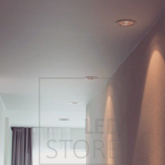 Lähelle seinää sijoitettujen led spottien valokuvio tulee kauniisti esiin. Ledstore.fi