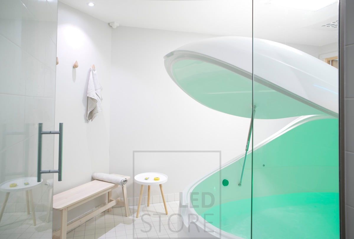 Float Kallio - led spotti valaisemassa seinän lähellä naulakkoa. Ledstore.fi