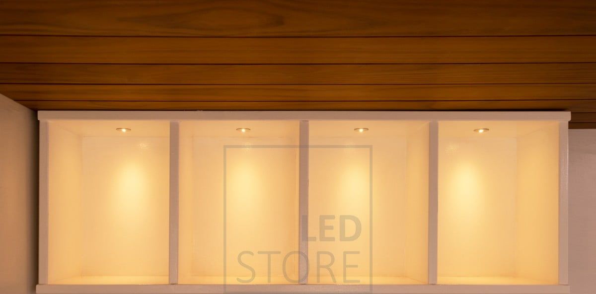Led saunaspotti kapealla kiilalla. Spotissa on kapea kiila josta valo tulee seinälle luoden kapean valokuvion, kun asennus tehdään tarpeeksi lähelle seinää. Ledstore.fi
