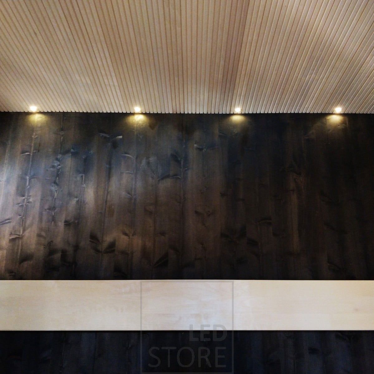 Led spotit saunassa. Saunaspottisarjoissamme on korkean kosteussuojauksen virtalähde ja kestävät kumikaapelit. Ledstore.fi
