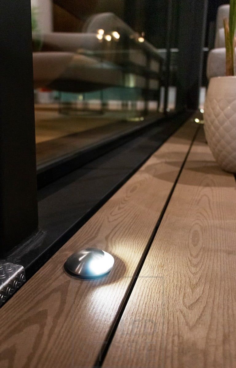 Yhteen suuntaan valaiseva ulkospotti on tunnelmallinen ja pehmeää, epäsuoraa valoa valaiseva valaisin. Ledstore.fi