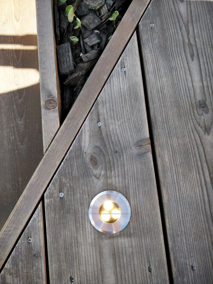 Led terassispotti UP - valaisee suoraan ylöspäin. Spotti kestää ulkona terassissa, maassa tai vaikka laiturilla. Ledstore.fi