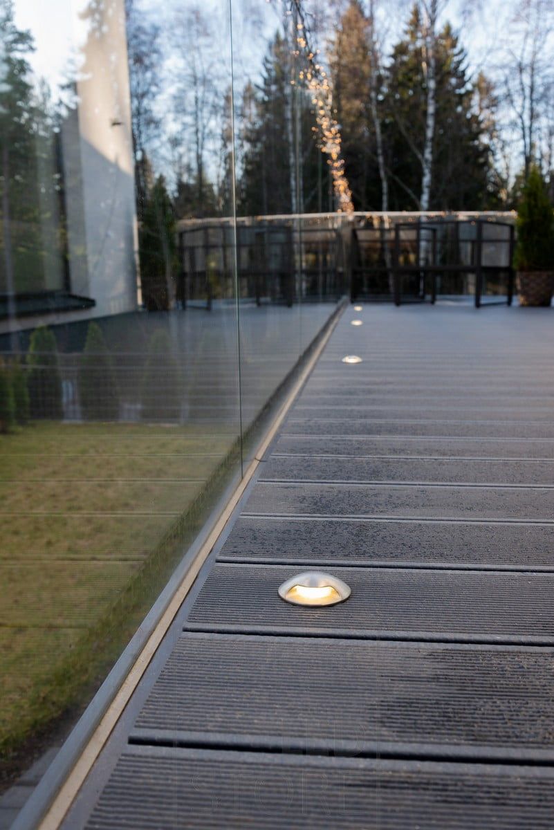 Kahteen suuntaan valaisevat terassispotit ikkunoiden vieressä. Valaisimet valaisevat pehmeää, epäsuoraa valoa terassille. Ledstore.fi
