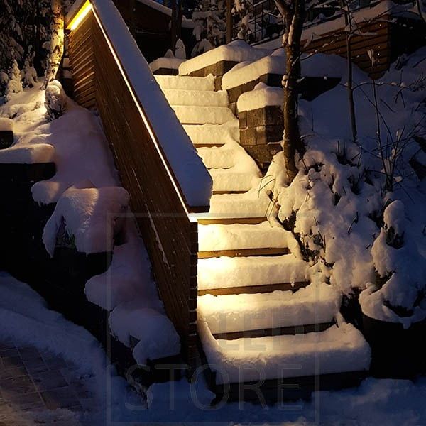 Ulkovalaistuksena led nauha valaisemassa epäsuoraa valoa ulkoportaiden kaiteessa. Ledstore.fi