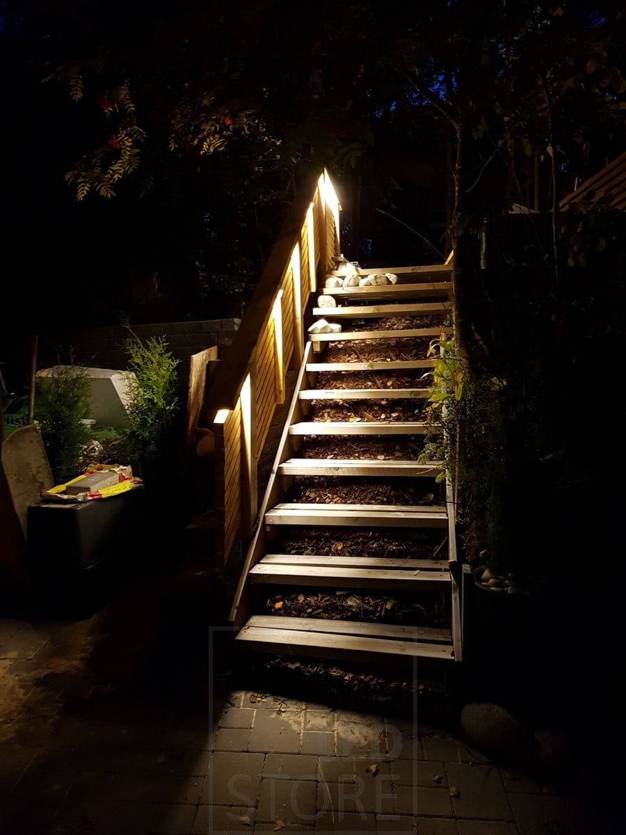 Led valonauha ulkona valaisemassa epäsuoraa valoa ulkoportaiden kaiteessa. Ledstore.fi