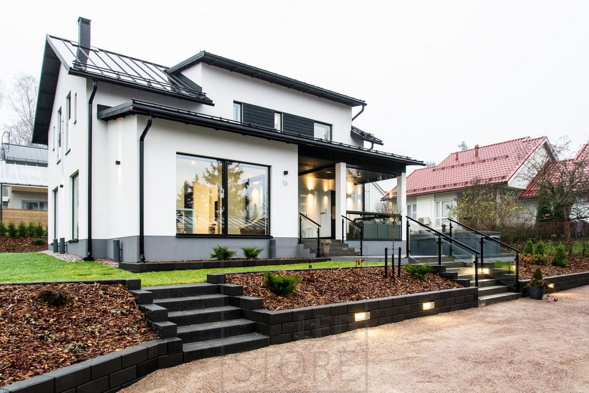 Ulkovalaistus terassilla kahteen suuntaan valaisevilla seinävalaisimilla, muurissa upotetut valaisimet. Ledstore.fi