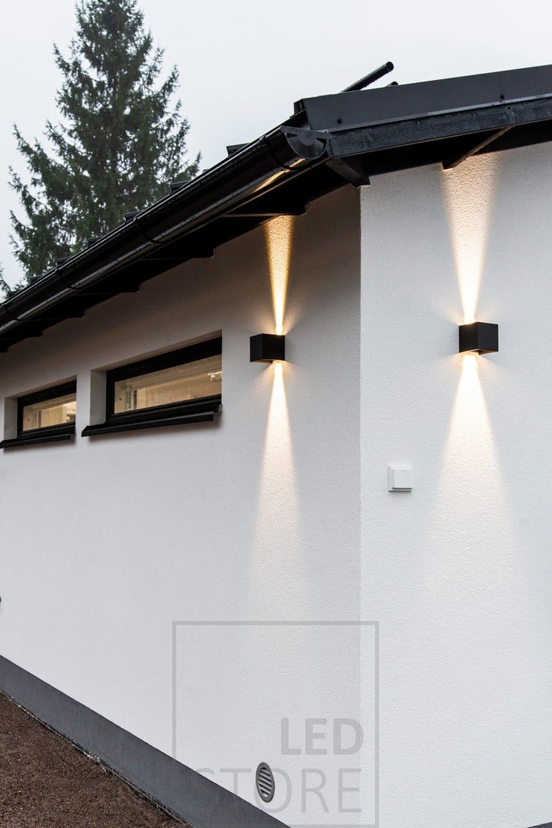 Vihreä tausta, jossa on valkoinen neliö ja teksti "LED STORE" lihavoituin isoin kirjaimin korostaen energiatehokkaita valaistusratkaisuja.