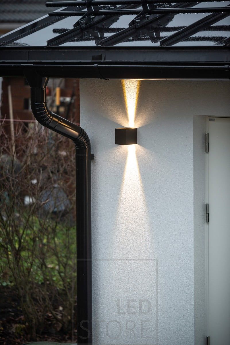 Himmennettävä LED seinävalaisin FUNK, säädettävä avautumiskulma, 3500K, IP65, musta. Saatavana myös valkoisena. Ledstore.fi
