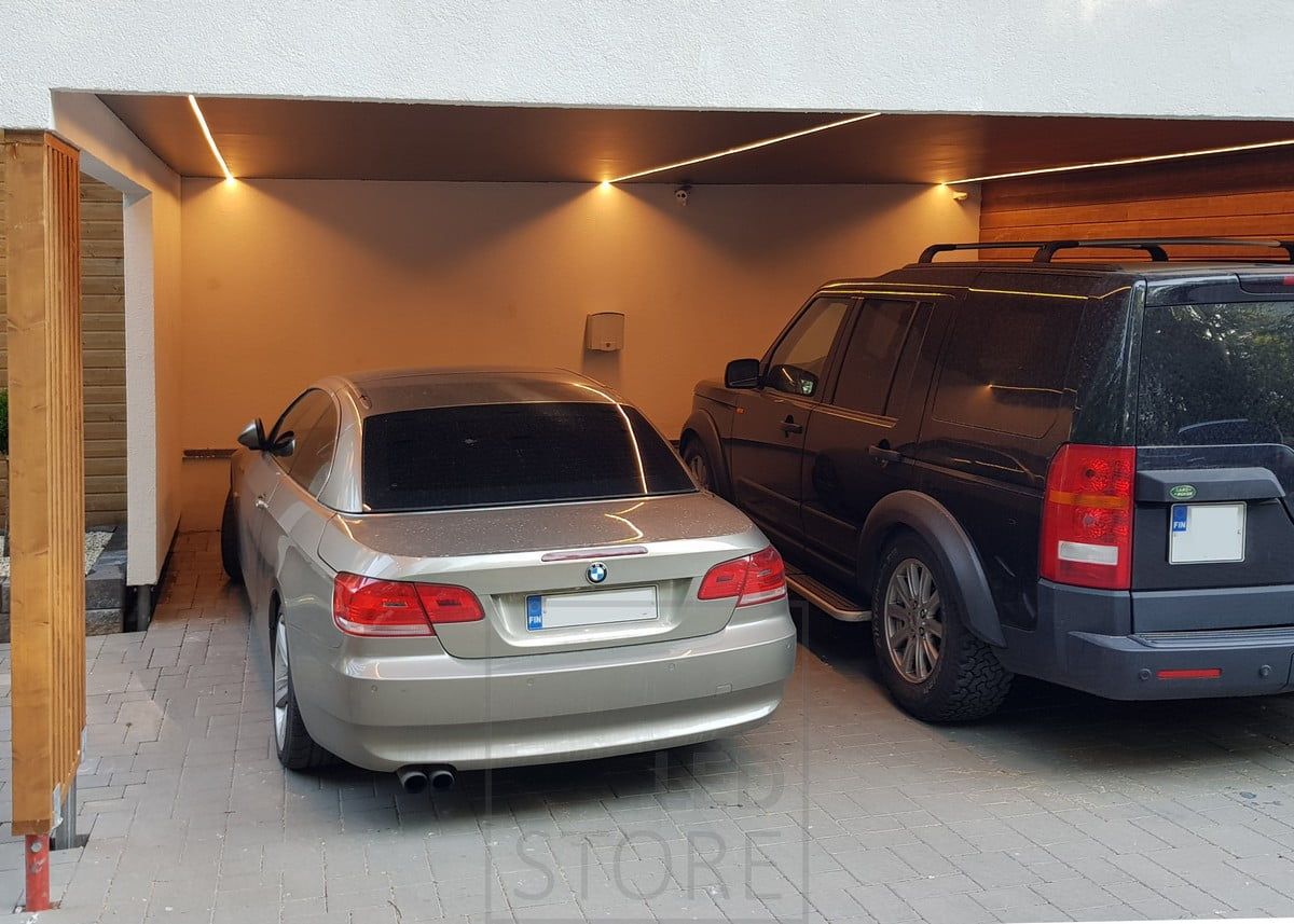 Autokatoksen katossa led nauha matalassa pintaprofiilissa. Sijoiteltu niin ettei valo pysähdy auton kattoon, vaan valaisee auton sivut niin että valoa on siellä missä sitä kaivataan. Ledstore.fi
