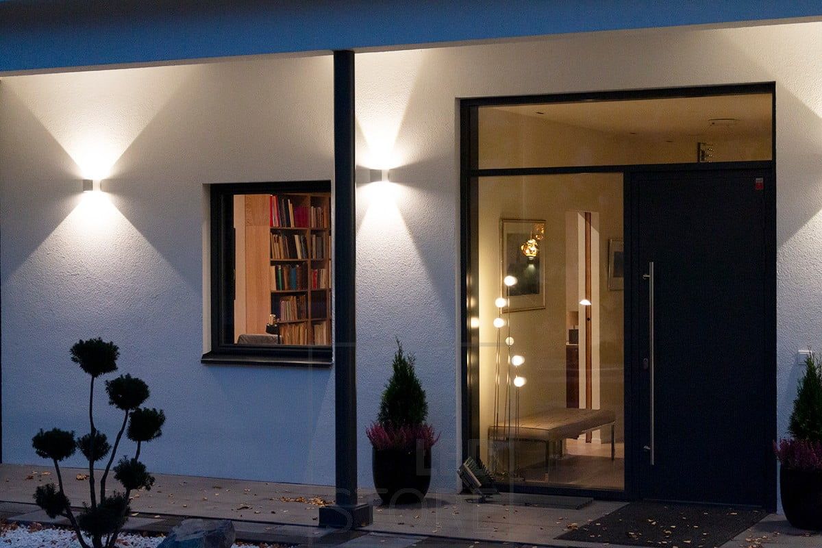 Valkoiset, kahteen suuntaan valaisevat FUNK-seinävalaisimet valaisemassa julkisivua ja sisäänkäyntiä. Ledstore.fi