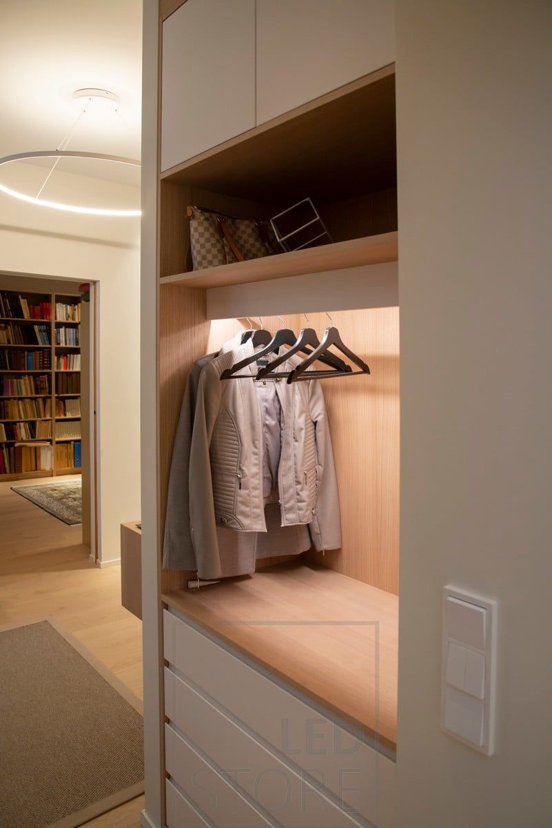 Kaapissa led valonauha valaisemassa kaapin sisällön epäsuoralla, pehmeällä valolla. Ledstore.fi