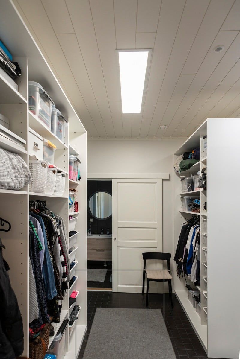 UPPOAVA Led Paneeli 300x1200 valaisin valaisemassa vaatehuoneen tehokkaasti ja tasaisesti. Ledstore.fi