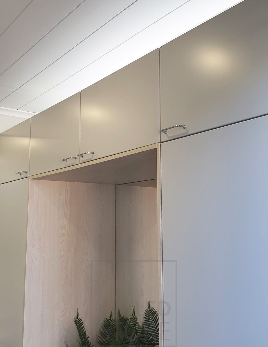 Vaatekaappien päällä led valonauha alumiiniprofiilissa luomassa epäsuoraa tunnelmavaloa eteiseen. Ledstore.fi