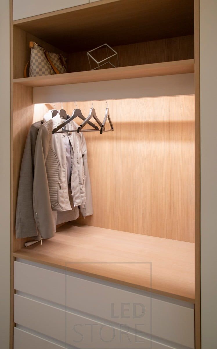 Vaatekaapissa led valonauha valaisemassa kaapin sisällön epäsuoralla valolla. Ledstore.fi