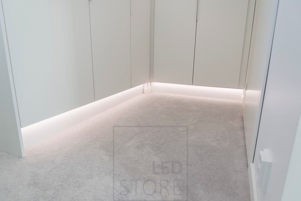 Vaatehuoneen epäsuorana valaistuksena led valonauha sokkelissa. Ledstore.fi