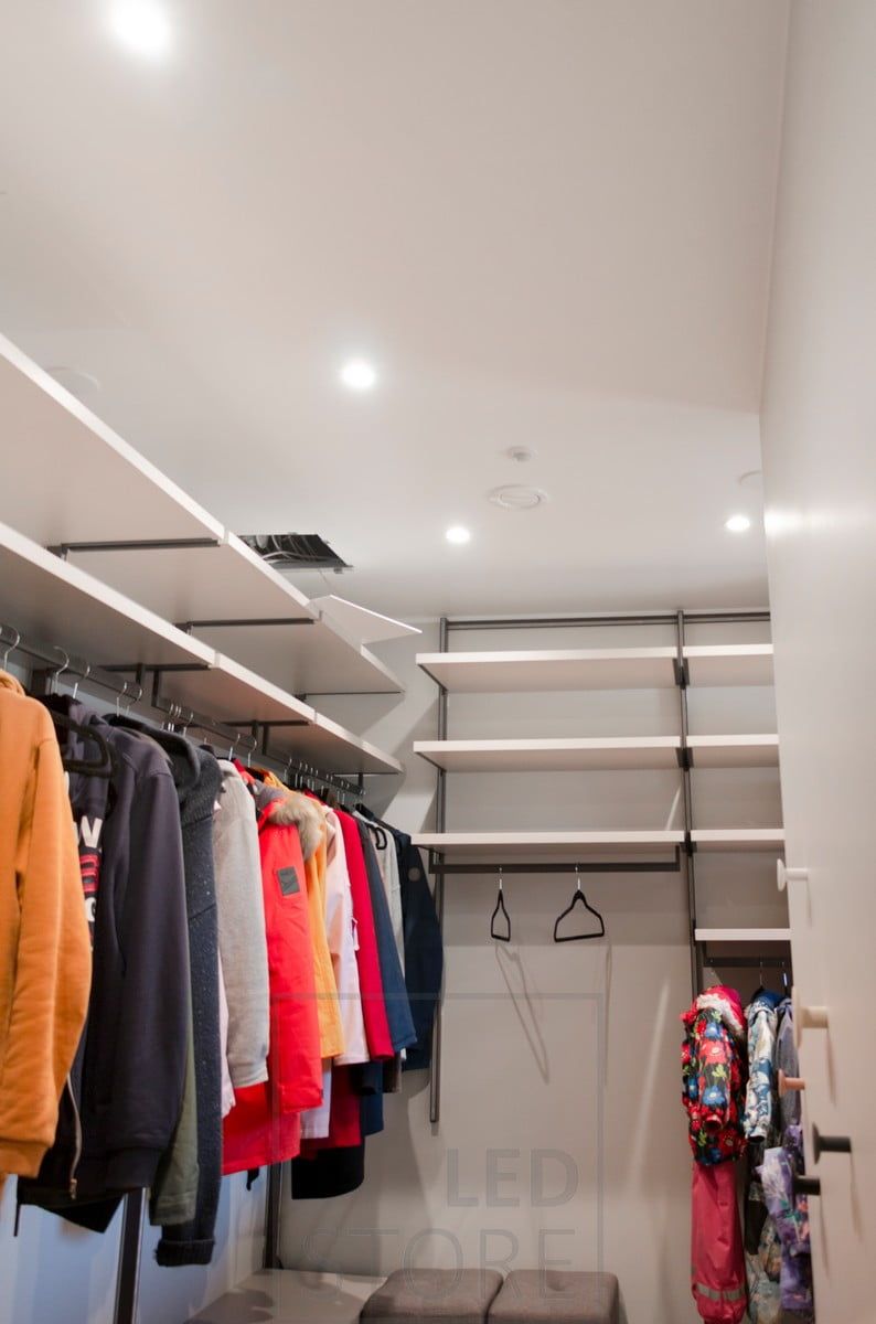 Spottivalaistus vaatehuoneessa. Ledstore.fi